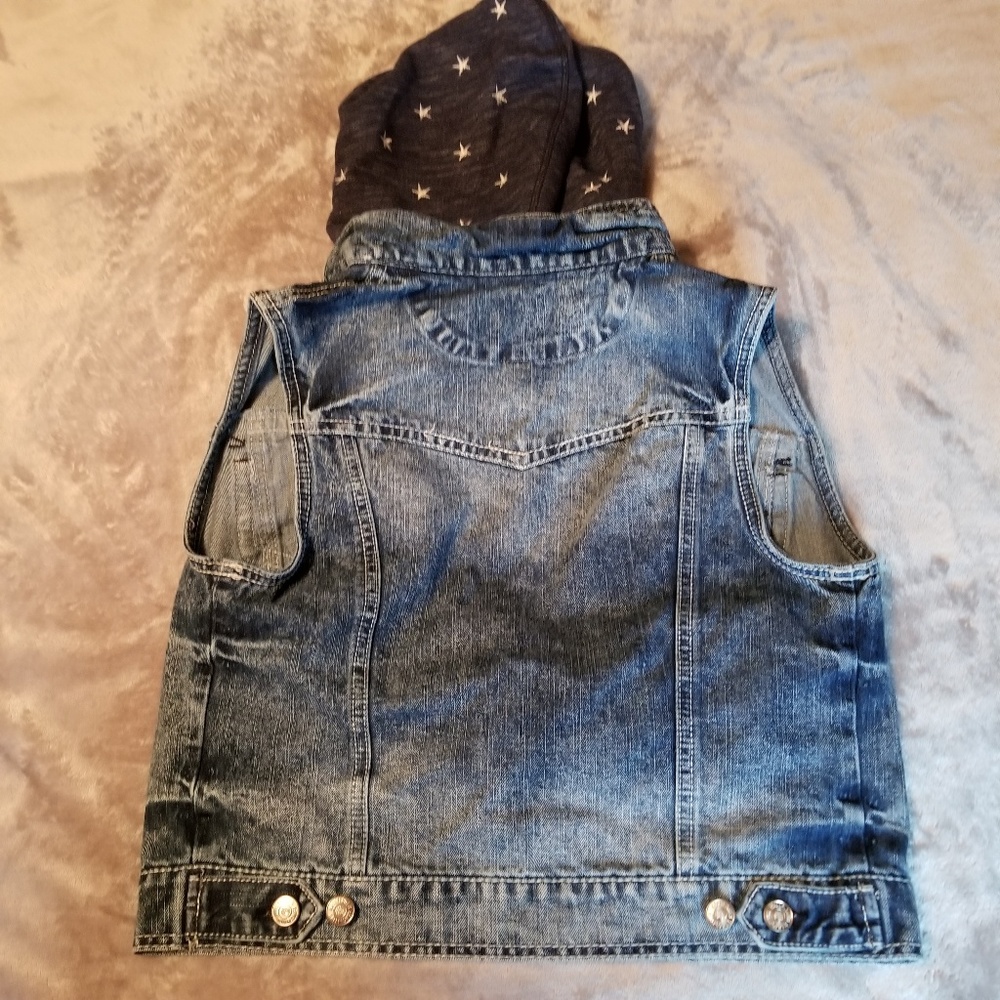 Wallflower denim vest and red tank top. - Picture 5 of 7